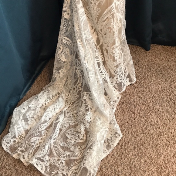 Elegant lace gown with train - Picture 8 of 12